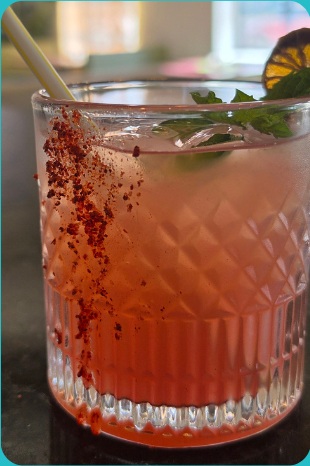 Coctel de la casa con chile en el borde